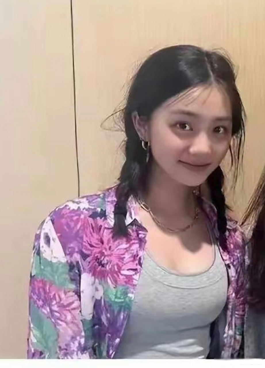 17岁黄多多近照认不出,化浓妆穿吊带装扮时尚