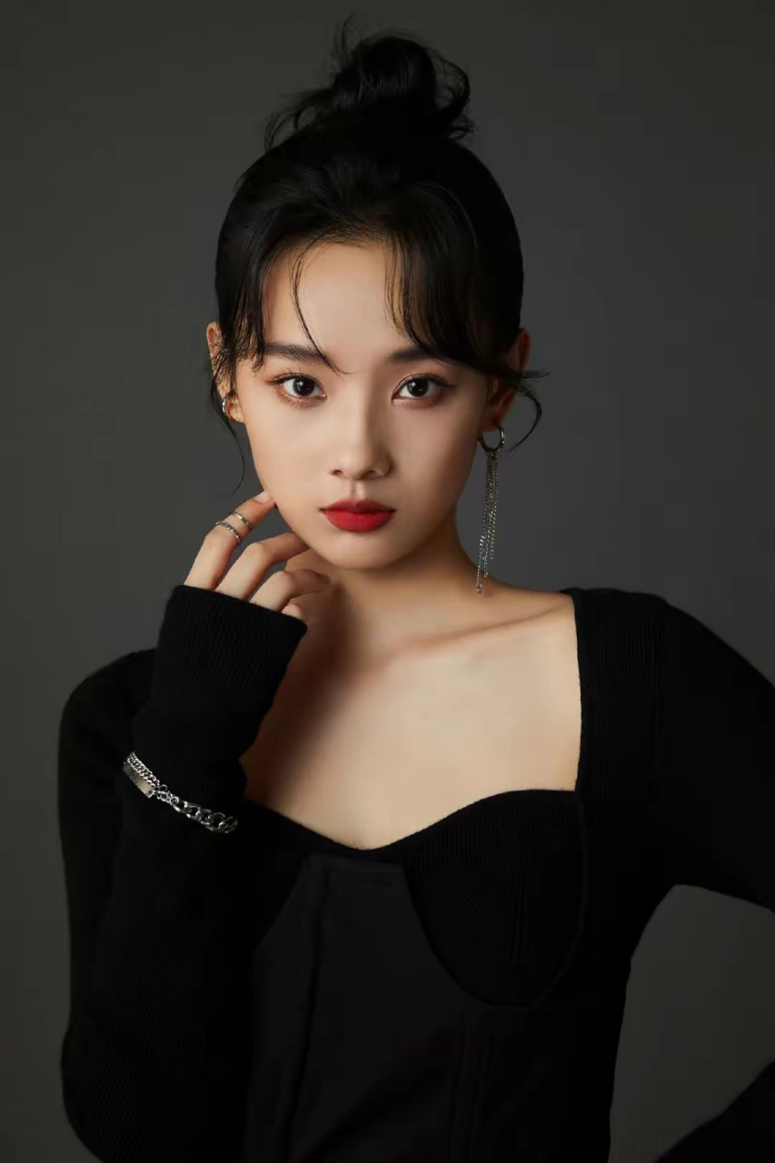 鲁照华# 鲁照华凌厉锐气的眼神写真,和活泼可爱的小甜妹,这就是言员