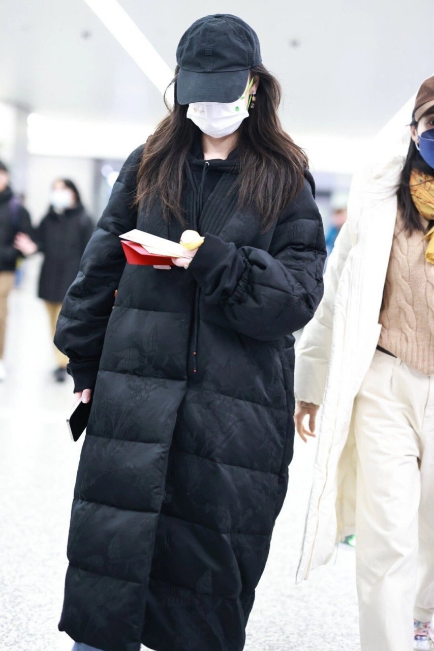 倪妮今日机场街拍,穿新中式羽绒服真好看!