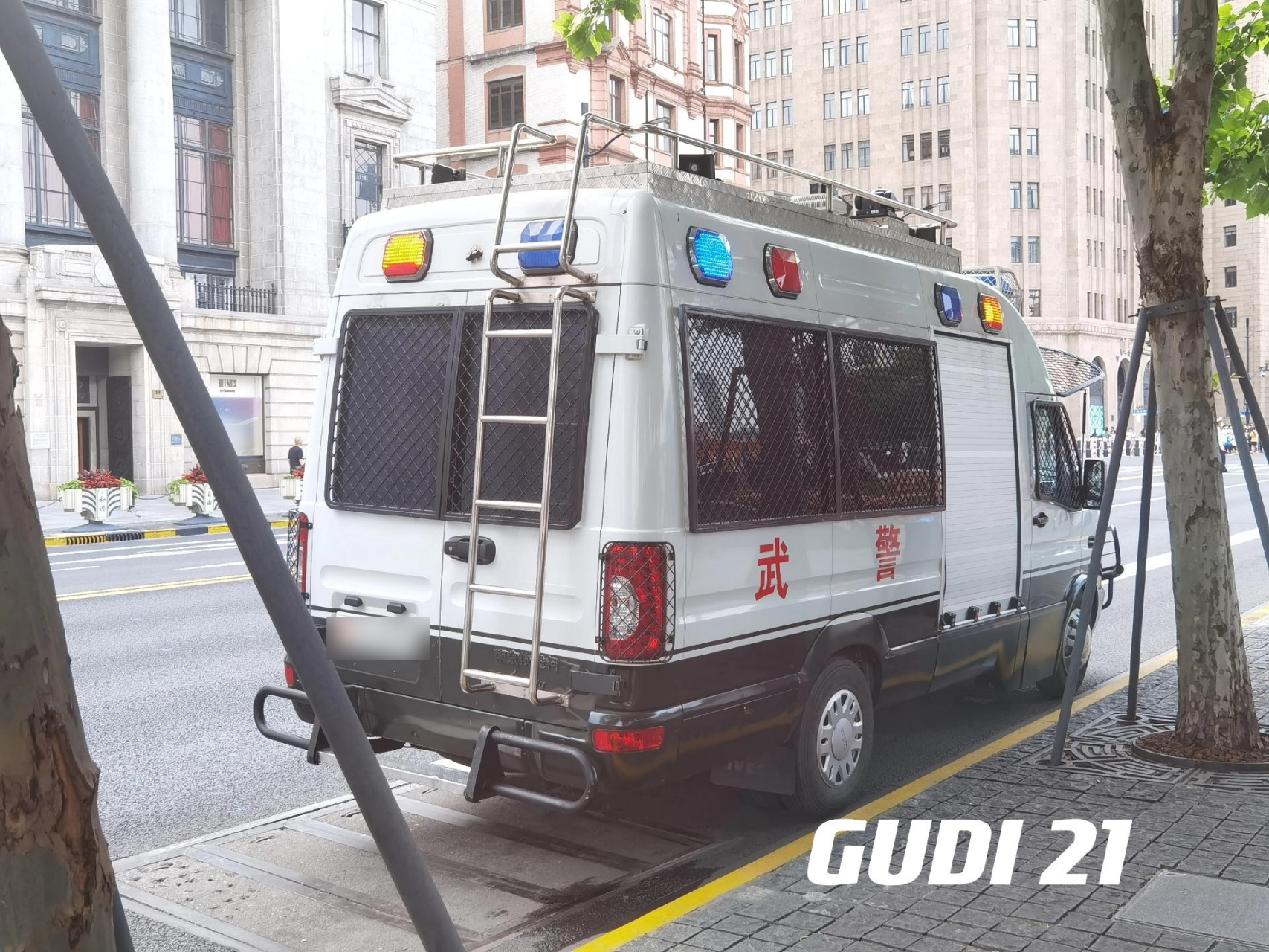 武警上海总队执勤第四支队 依维柯防暴巡逻车
