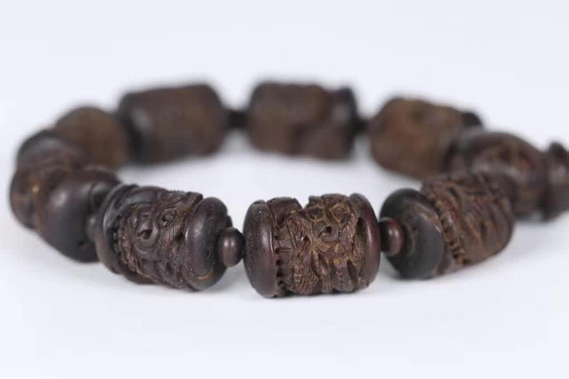 清代沉香雕龙纹手串,以其古朴典雅的姿态,静静地诉说着那个时代的辉煌
