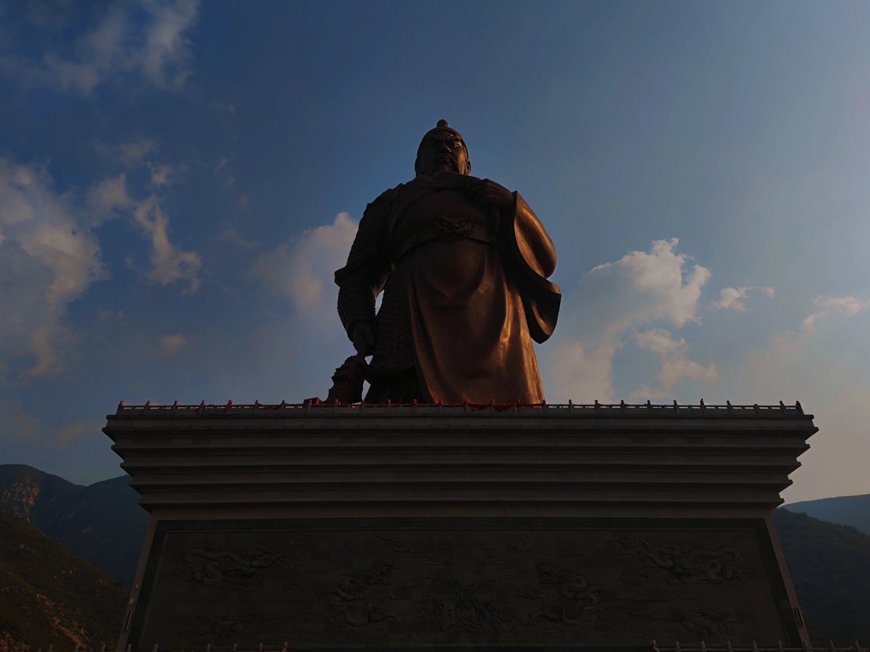山西运城巨型"关帝圣像" 世界最大关羽铜像,坐落于山西运城中条山上