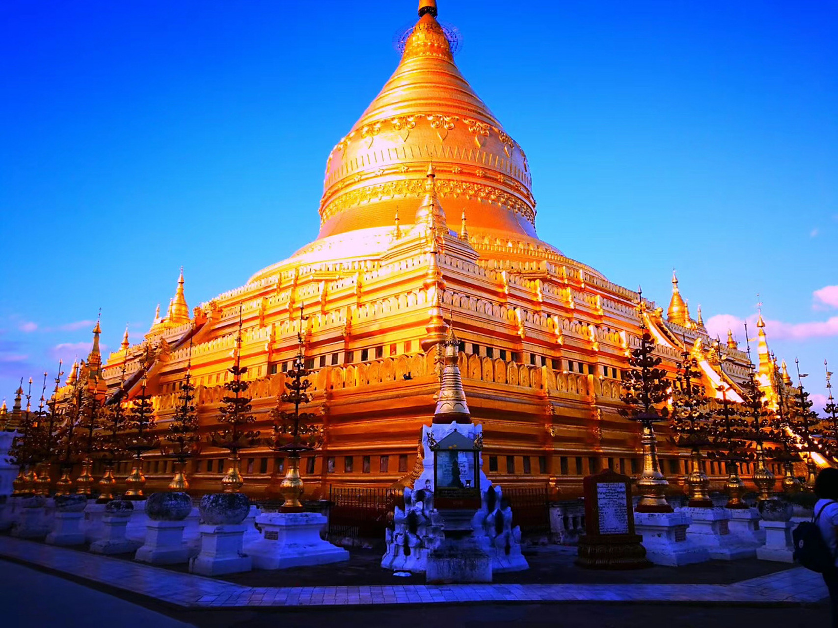 瑞喜宫塔,缅甸最著名的四大佛塔之一,它不仅是蒲甘地区最大的佛塔