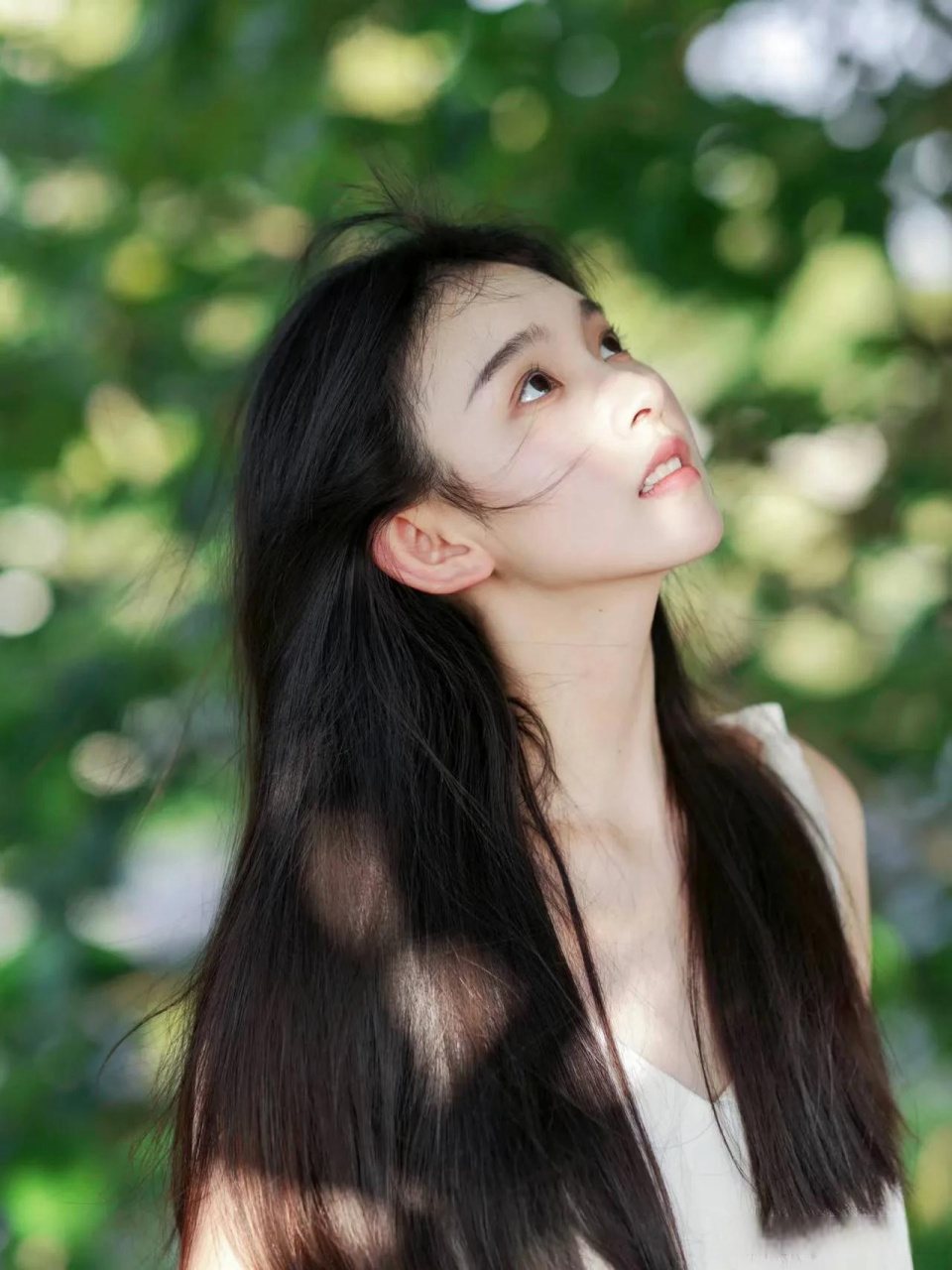 在柔和的午后阳光下,一位长发飘飘,秀美娴静的气质美女静静地坐在窗边