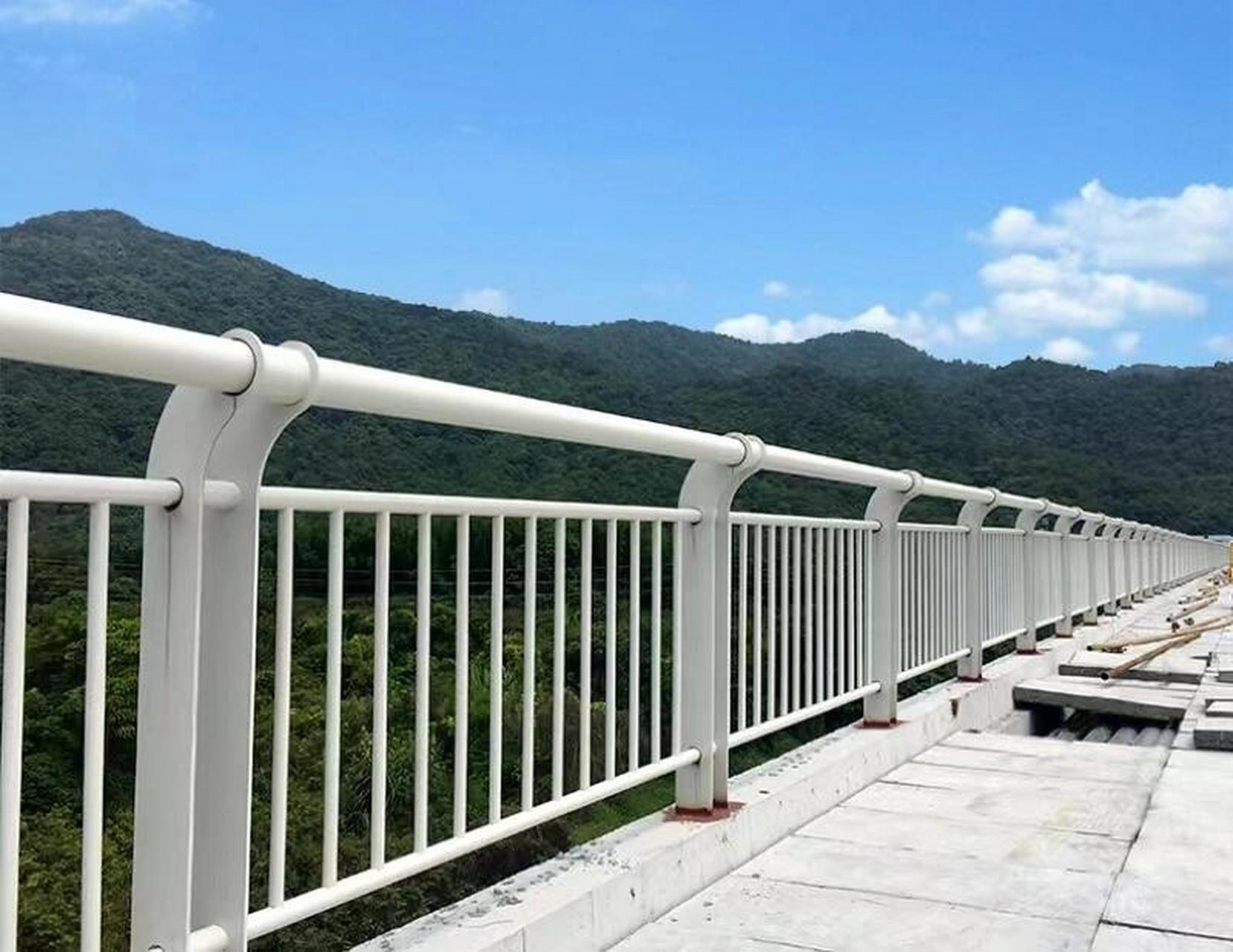 景观河道桥梁护栏性能介绍 河道护栏本身是一种障碍物,它的设置是有