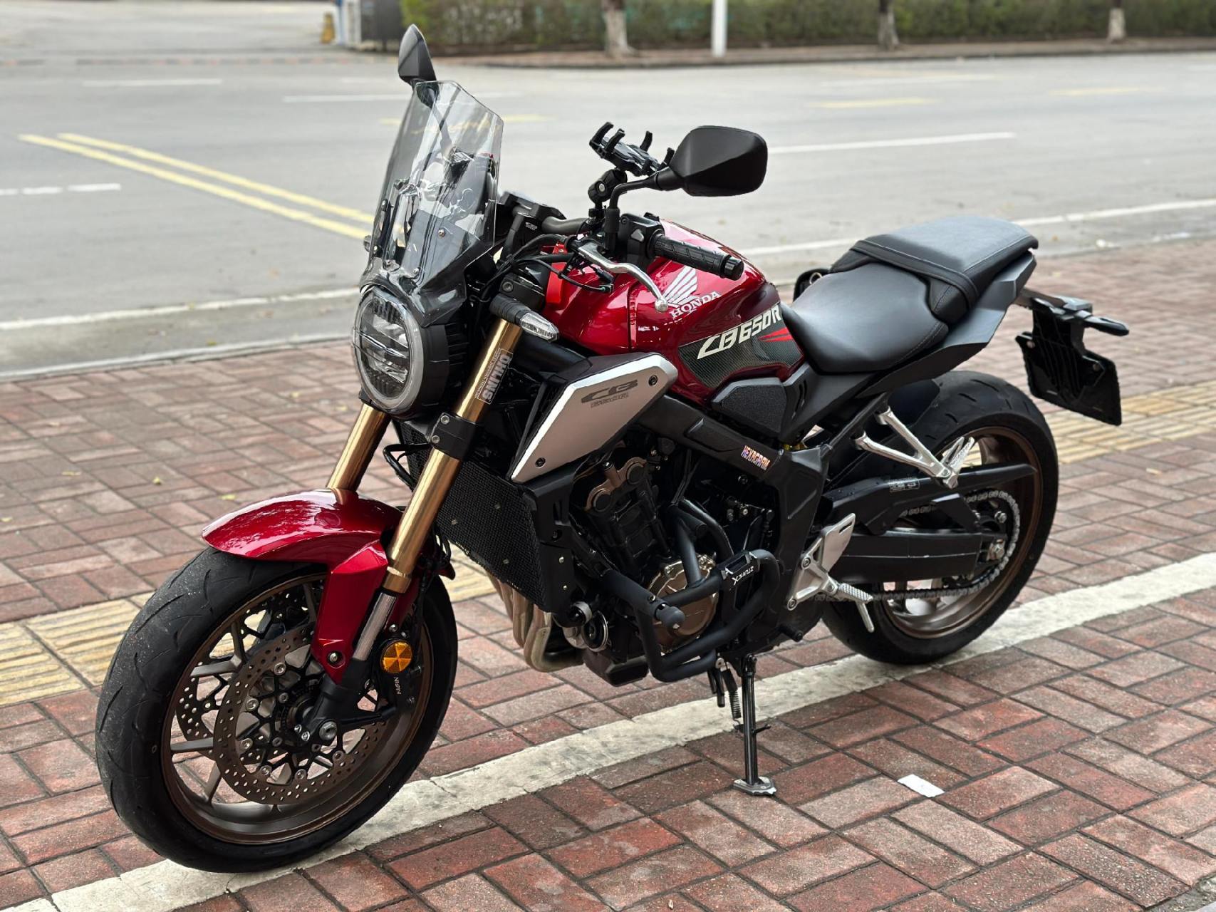2021年8月上牌大贸本田cb650r,二手户4500公里精品车况,加装竞技护杠