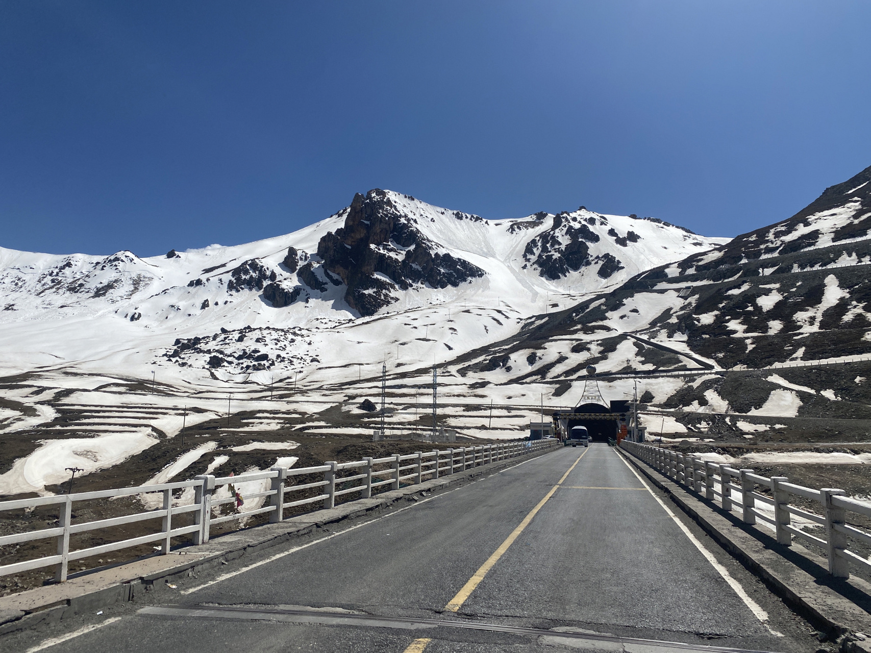 达坂山隧道 亚洲海拔最高的隧道,高度达3792,一路的雪山7215美不