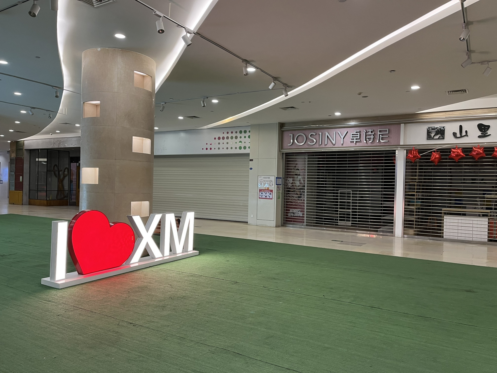 厦门的蔡塘广场咋了 整个商场的店几乎全关门 每一层都是 外面的店也