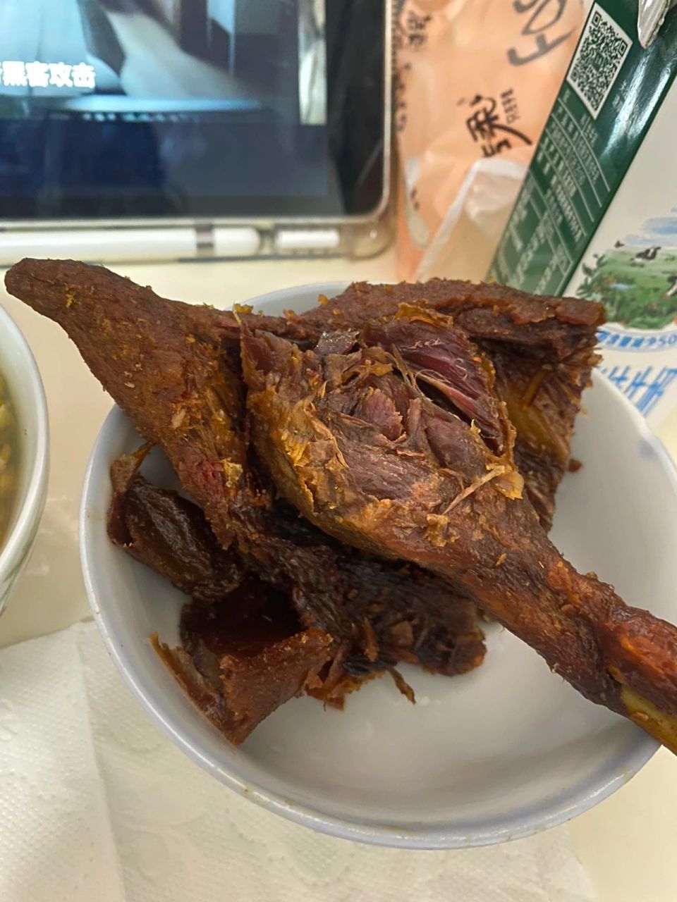 南充特产杨鸭子有点香哎 鸭子炸得很干,不喜欢吃太干的地方,但是鸭子