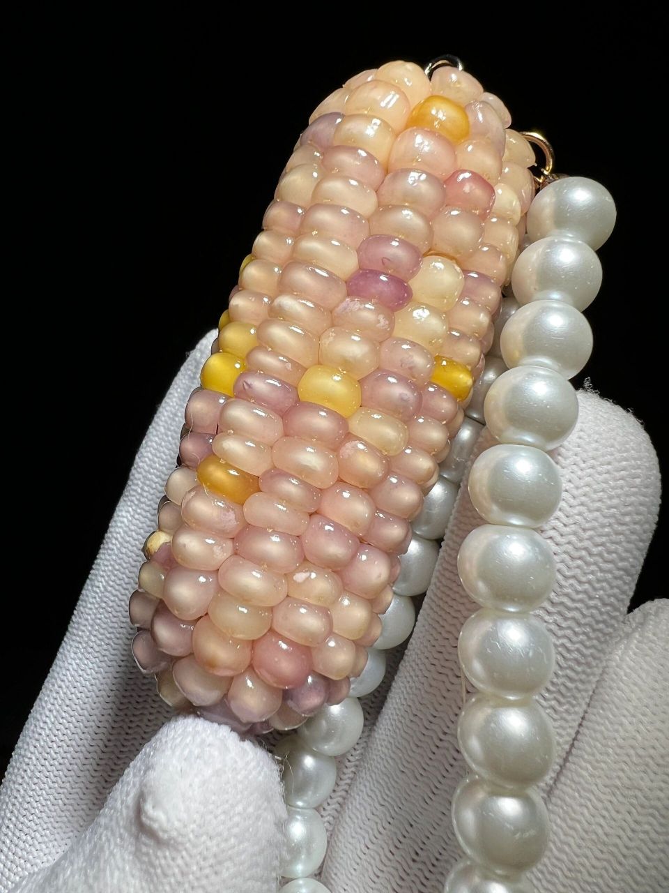 再做防虫,灭火,注胶,加固等等流程,才能成为文玩玉米手把