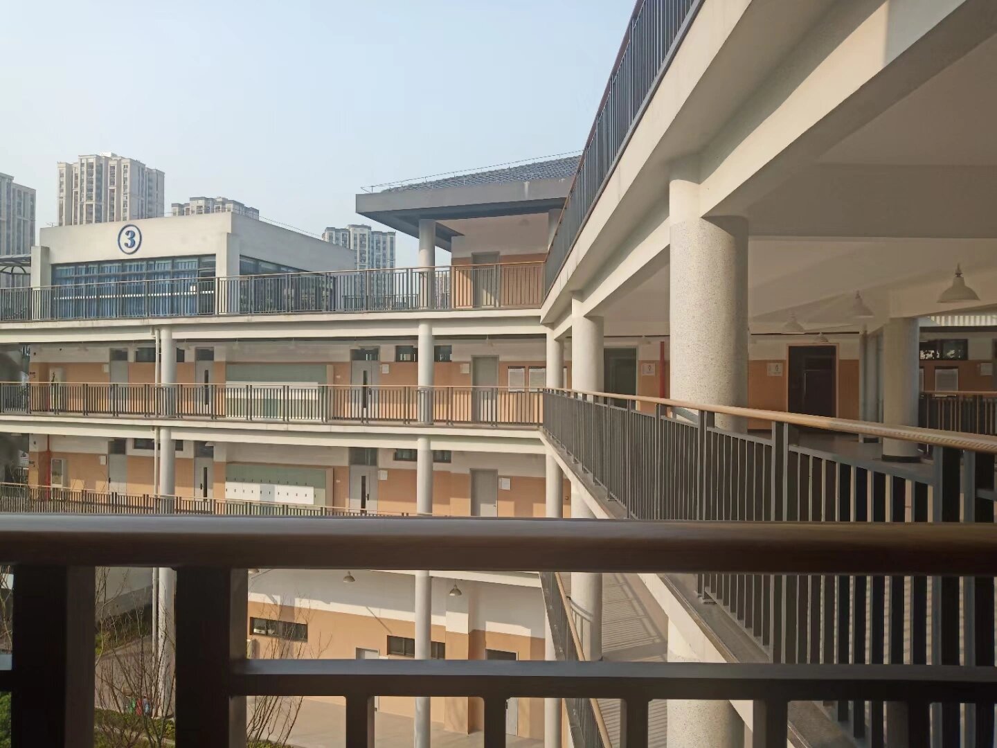 巴南育才中学 沐浴在育才的阳光里 吹着微风 一切都那么美好