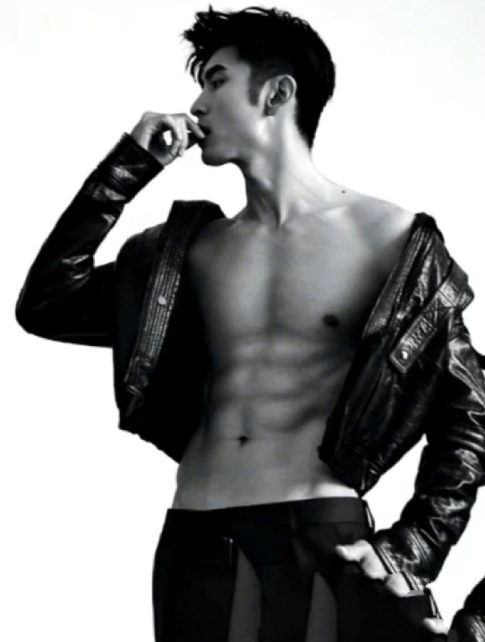 集合啦,张云龙露腹肌99 姐妹们已预约,看看有腹肌的张云龙93