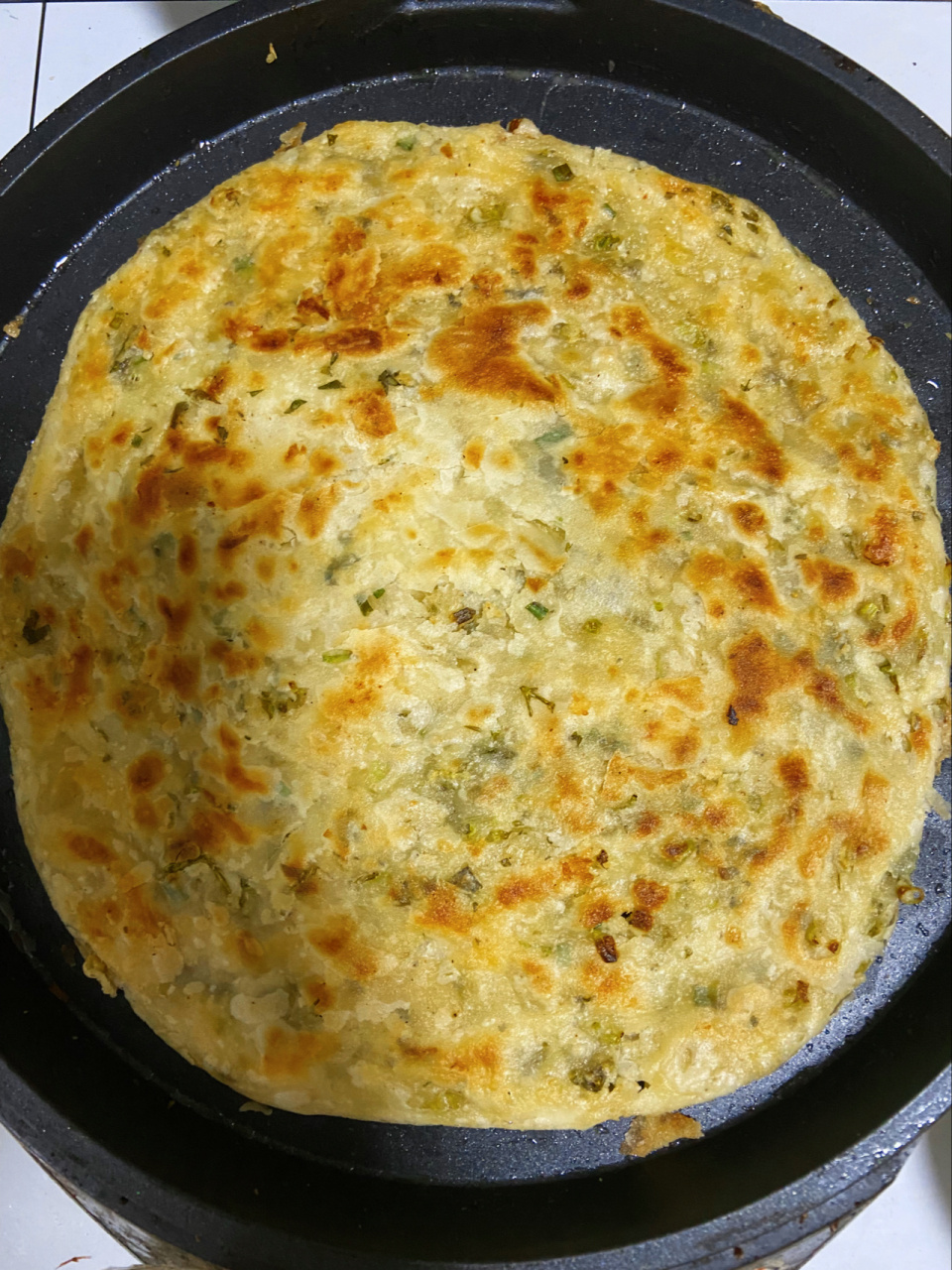 茴香葱花油烙馍,又薄又酥脆, 油烙馍不喜欢吃中间很厚的馍瓤,可以照我