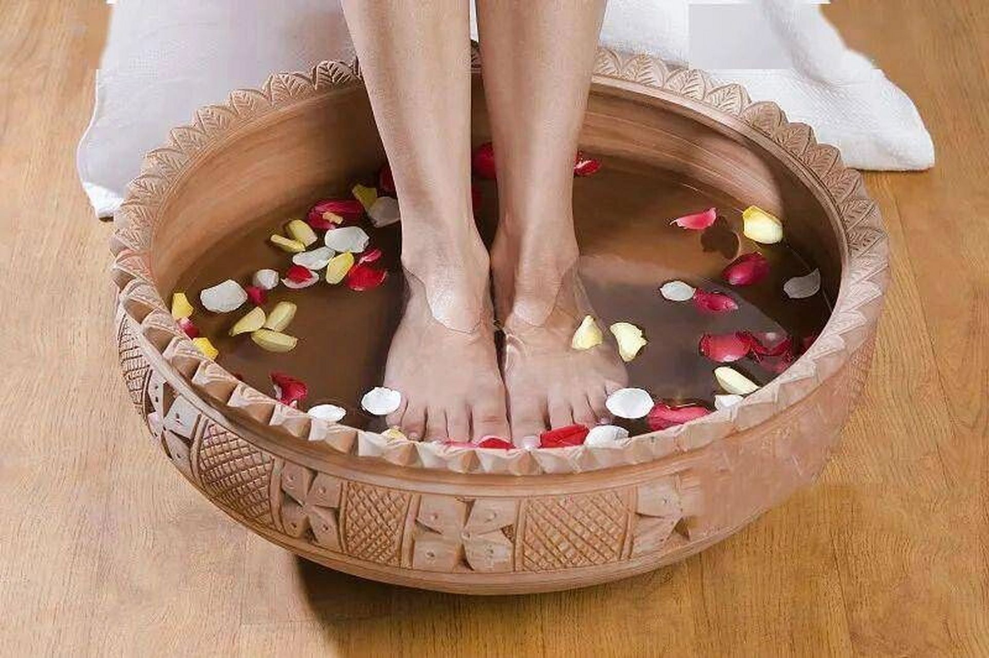 用什么泡脚可以去除体内湿气 1,当归 生姜 艾叶 取当归10克,生姜15克