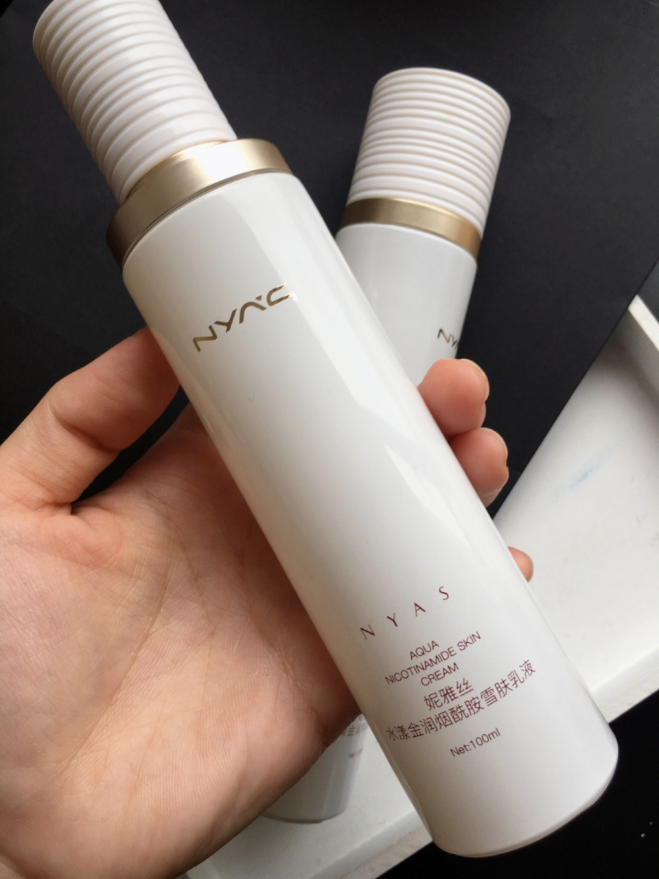 妮雅丝使用感受 ①肤质 皮肤状态 混合皮 t区出油,肤色偏暗黄 ②为啥