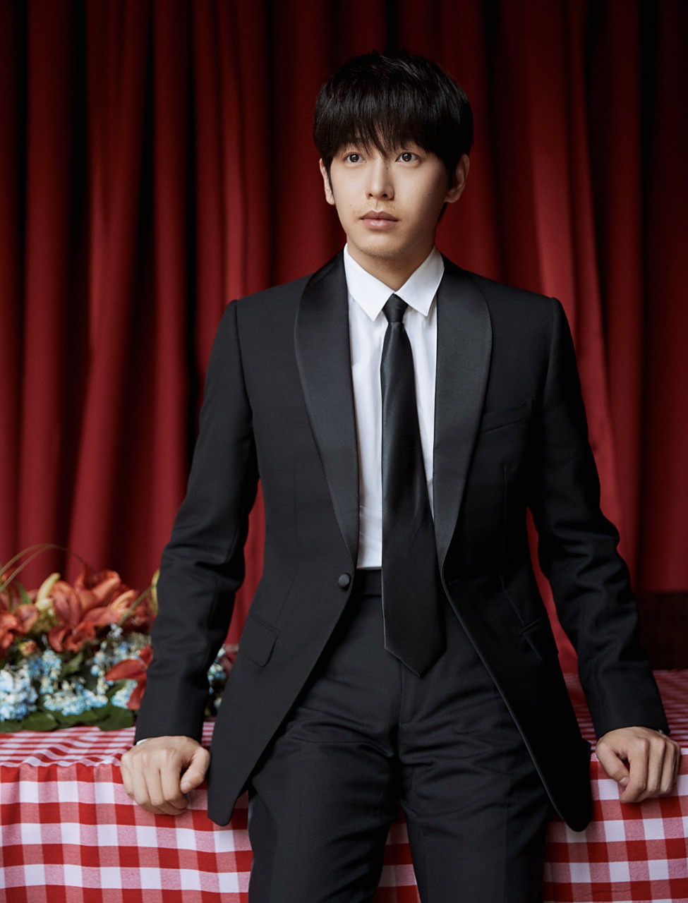 青年演员@彭昱畅 身着黑色西装出席第十八届,第十九届#中国电影华表奖