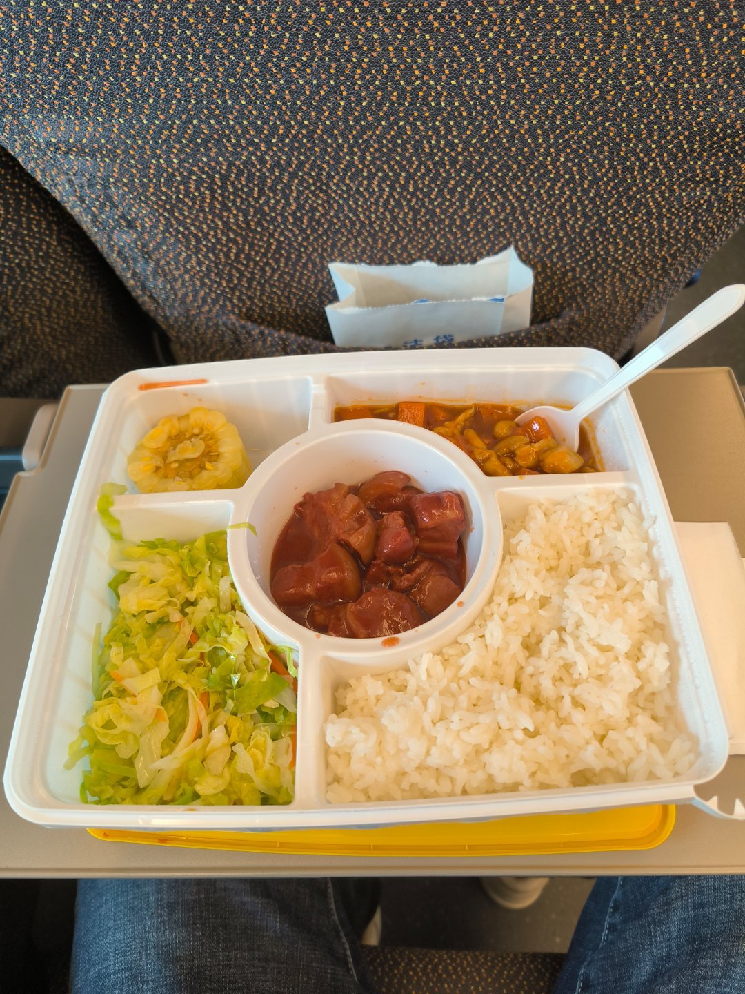 高铁盒饭,这黏糊糊的,百分之百预制菜啊
