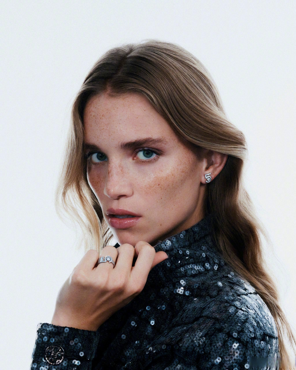 香奈儿推出高级珠宝n°5系列全新作品,以beige米色k金或白k金搭配钻石