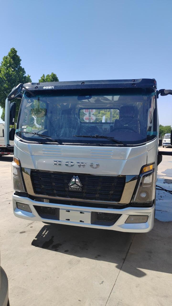 howo轻卡统帅客户16日去服务站领取专属福利4米2蓝牌货车 全国卡友