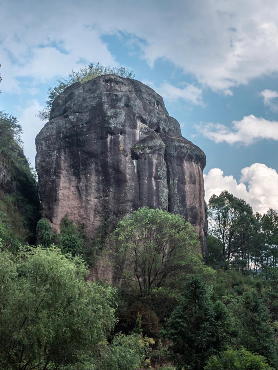 感受畲乡风情和丹霞奇观   · 浙江丽水莲都区东西岩景区位于瓯江支流