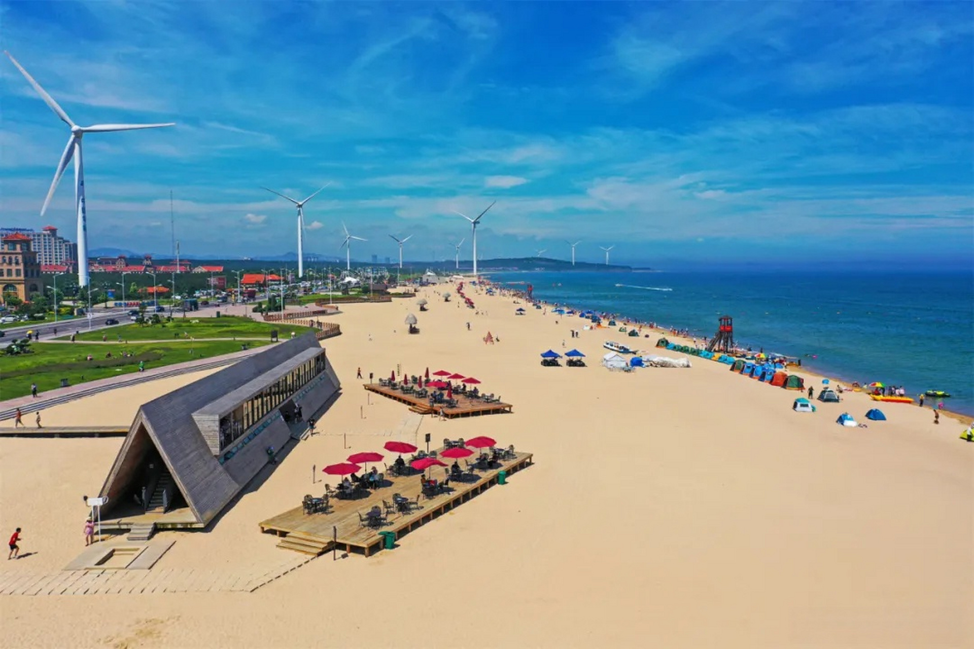 那香海钻石沙滩浴场全长约2500米,其所在的海岸,被誉为中国大陆最美