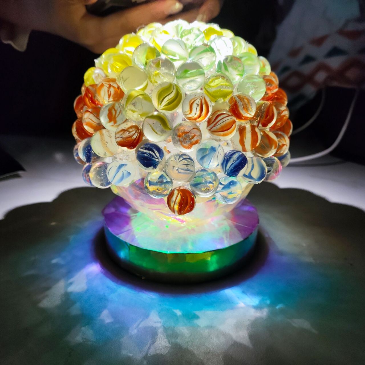 总价不超30元立体构成作业    材料:玻璃珠 ,灯座,透明塑料球,镭射贴