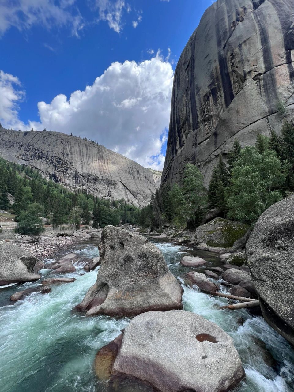 新疆可可托海 可可托海位于新疆维吾尔自治区阿勒泰地区富蕴县北部.