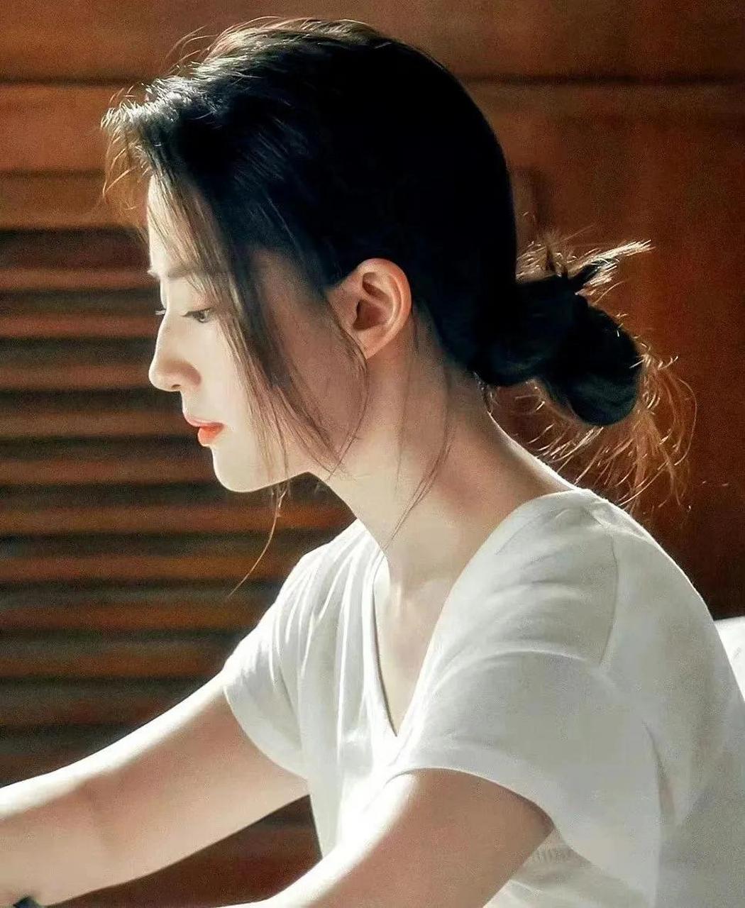 刘亦菲侧颜合集,鼻子有个小驼峰,传说中的天选之鼻,老天爷赏饭吃的