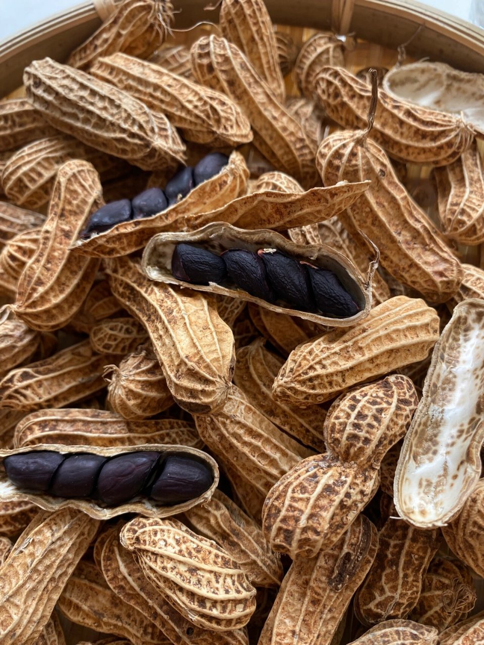 这是云南产地的黑花生,由于云南独特的地理位置,所以花生具有了独特