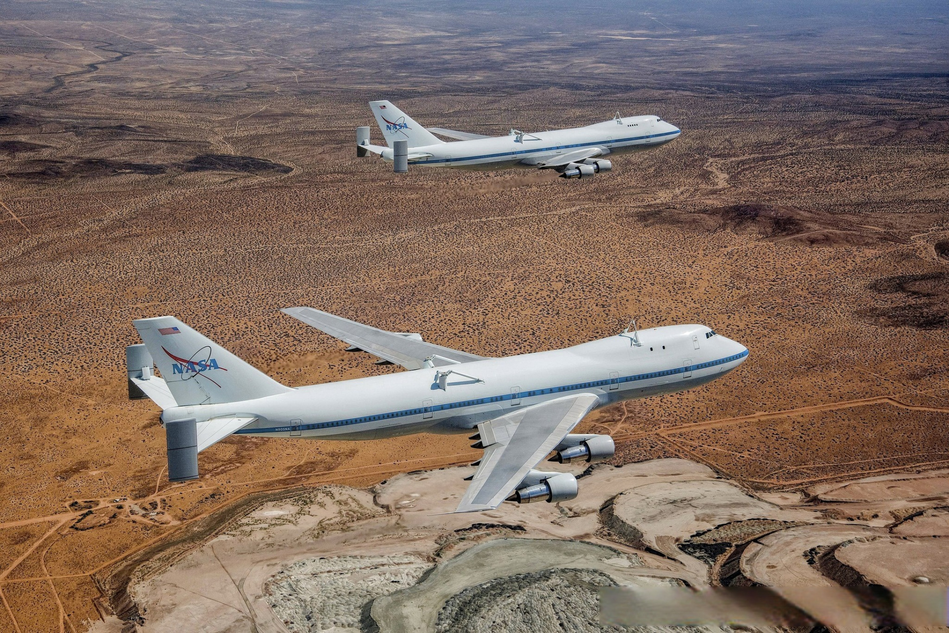 nasa两架747航天飞机载机编队飞行