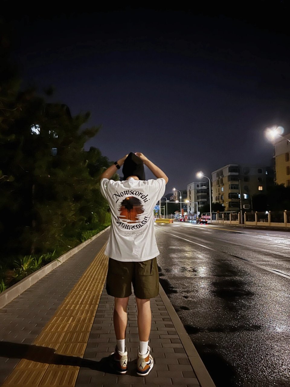 情侣氛围感拍照92|路边背影比心男生版 夜晚的路边很有氛围感 不