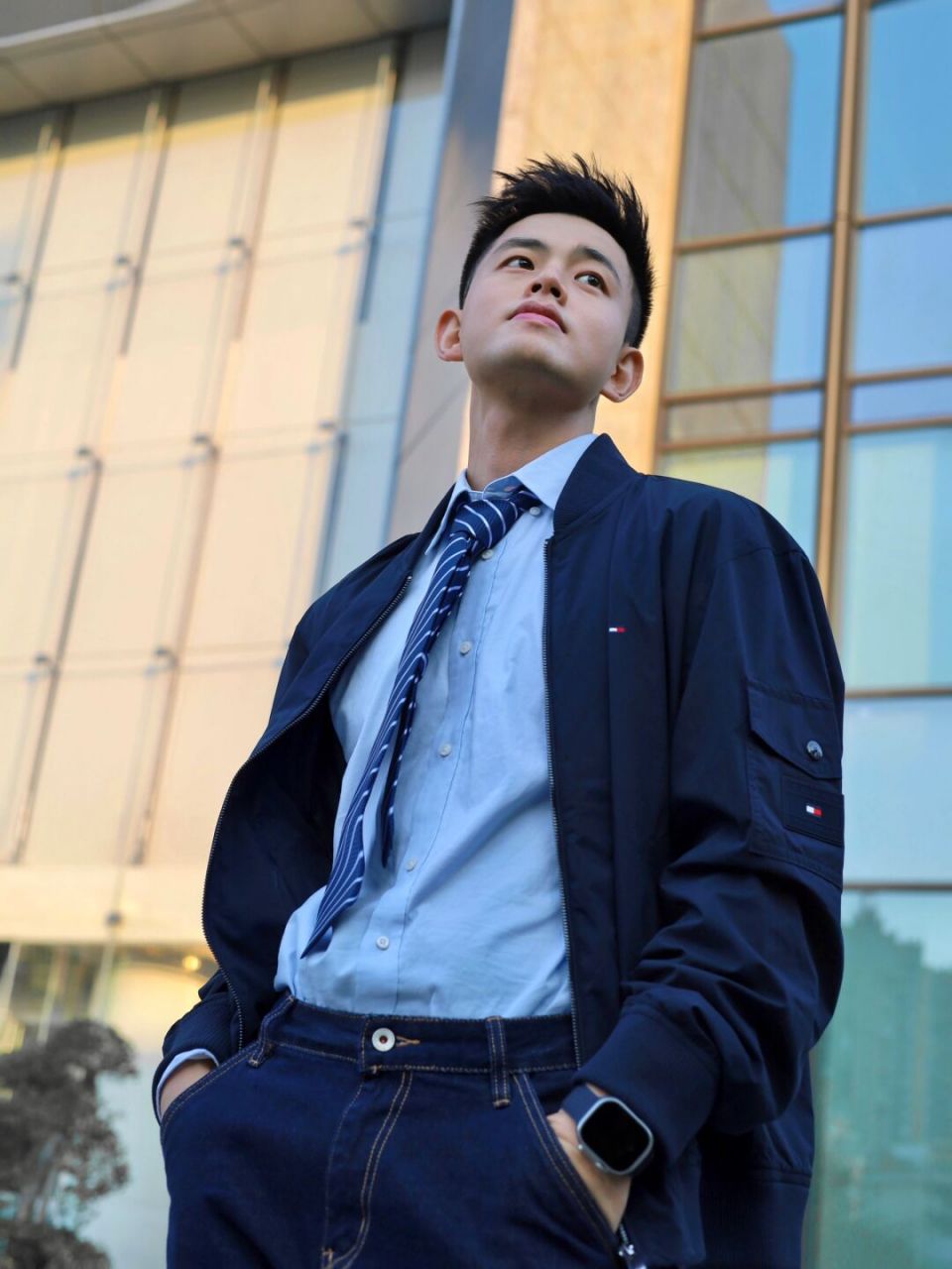 同事说今天穿得有点小帅 男生秋冬还得是夹克外套啊 配牛仔裤简单又