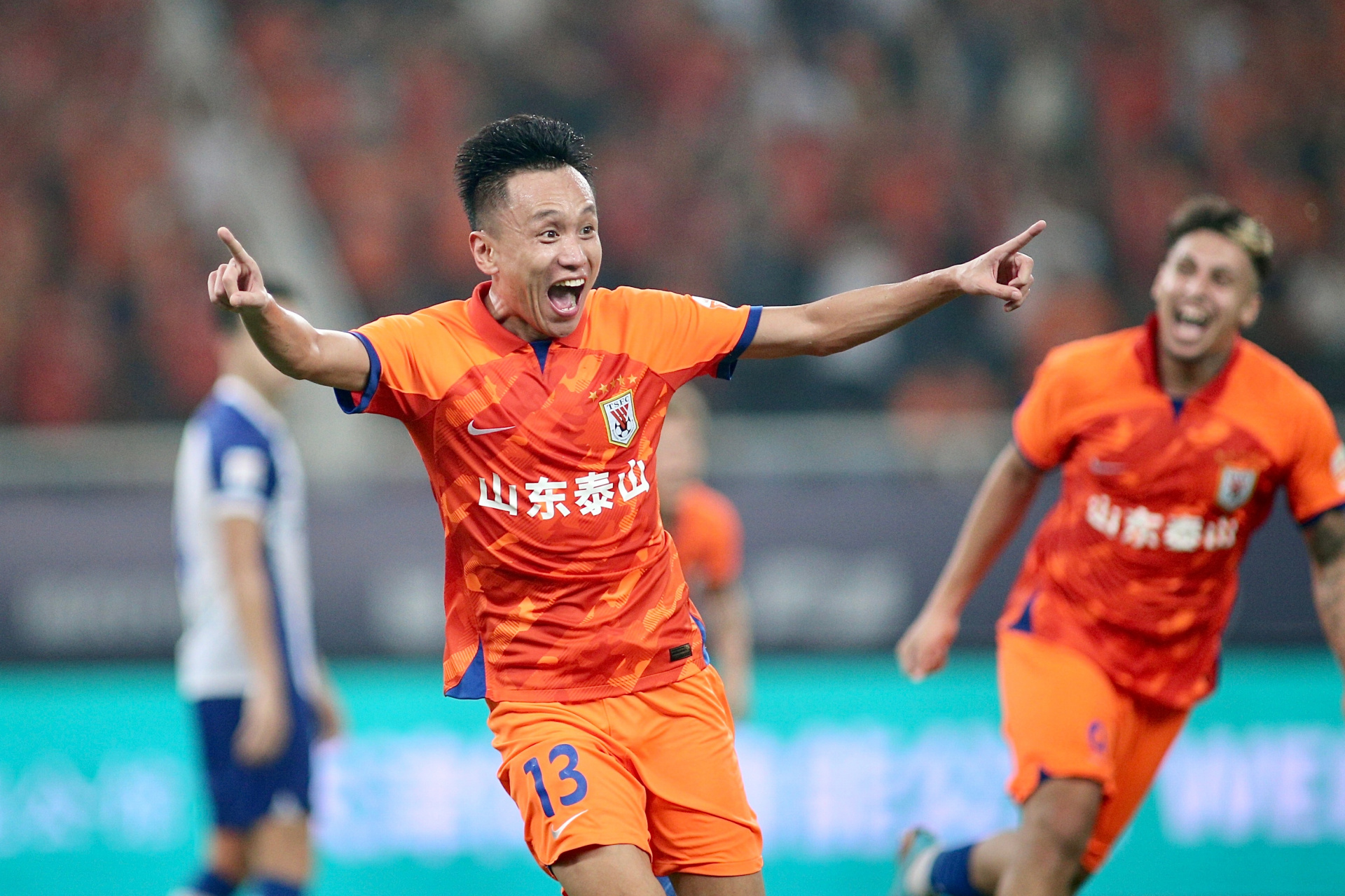 【崔康熙的愧疚,造就"小将"张弛的绝杀】18日晚,泰山主场迎战津门虎