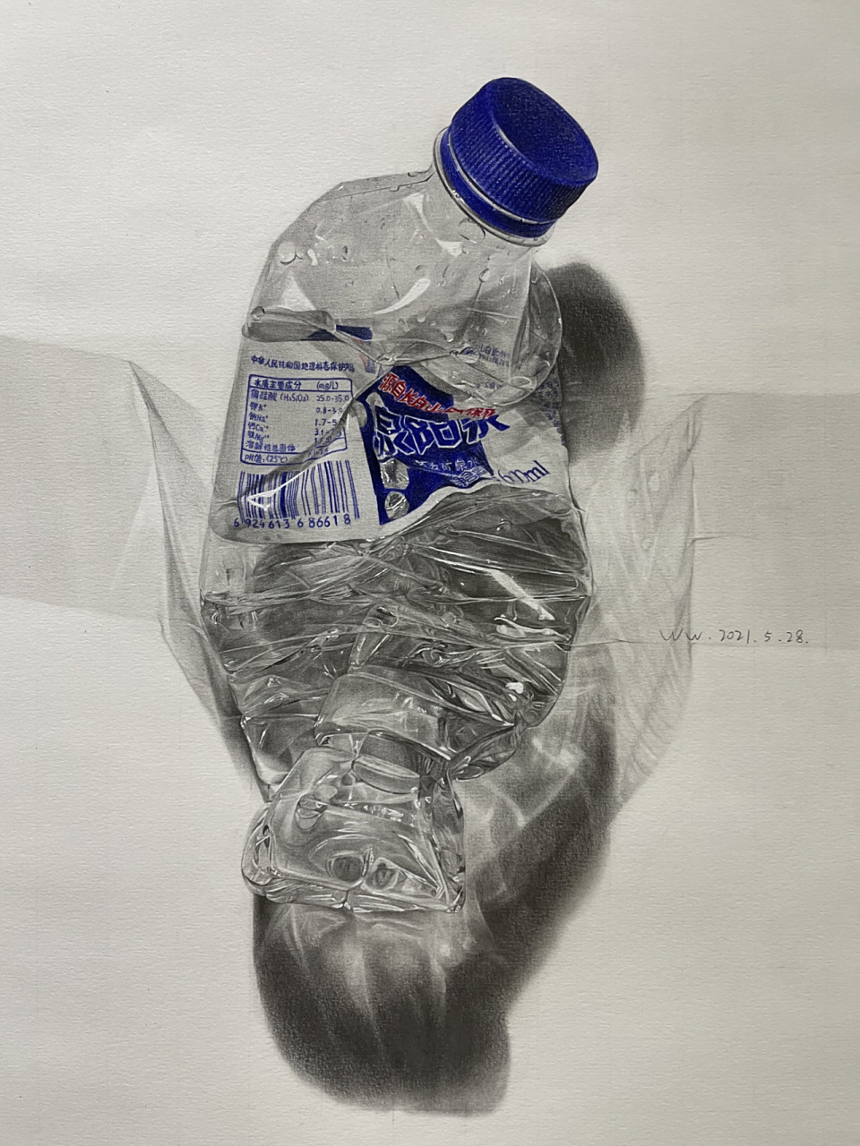 铅笔结合彩铅原来素描也没有那么困难,在把握矿泉水瓶塑料材质的基础