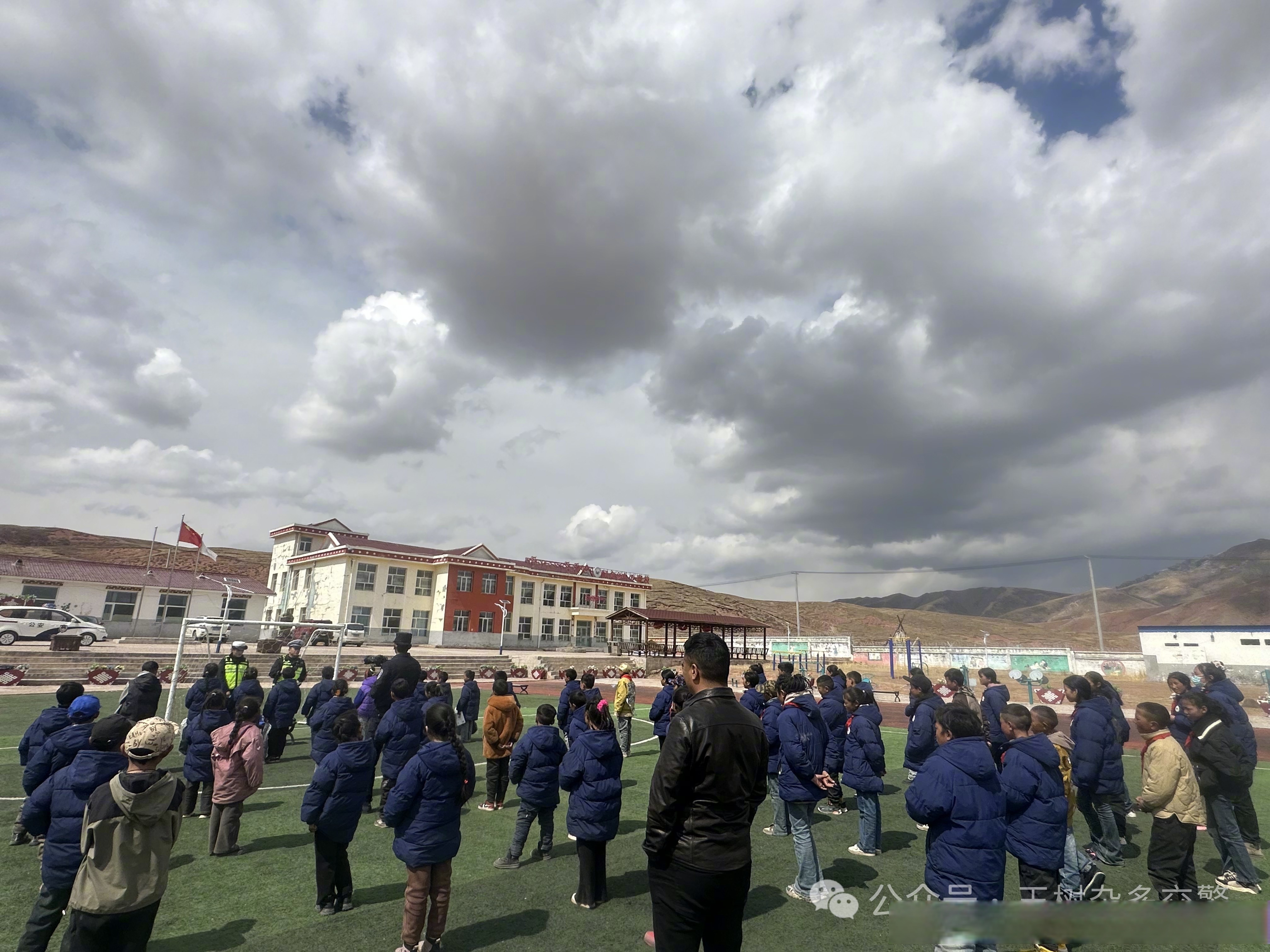 阿多乡中心寄校地处杂多县中部,距县城较远,路途错综复杂