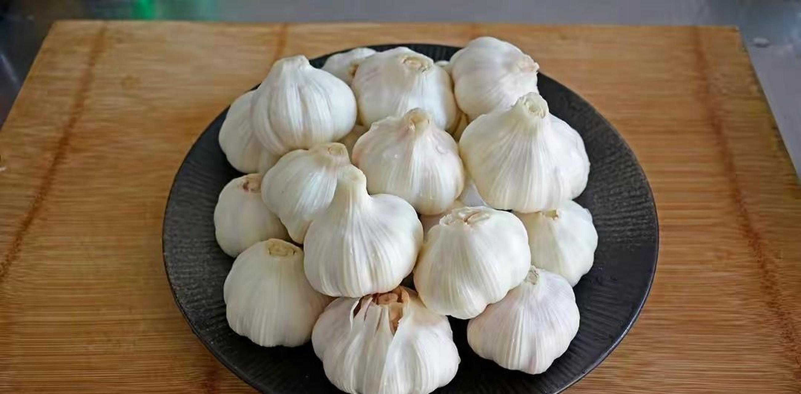 将大蒜头剥皮,洗净,切成薄片或小块备用.