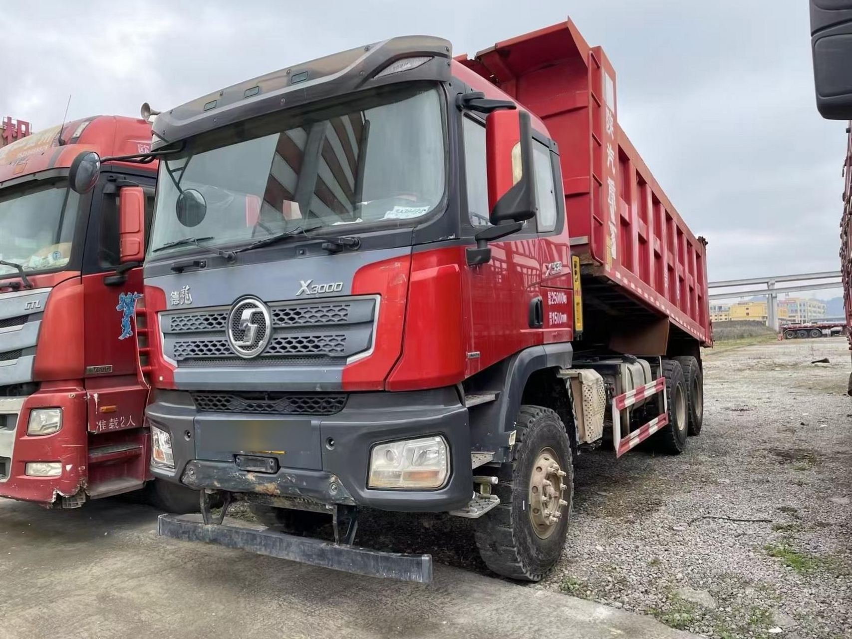 陕汽德龙x3000后八轮自卸车,20年12月25日上户,430马力潍柴发动机