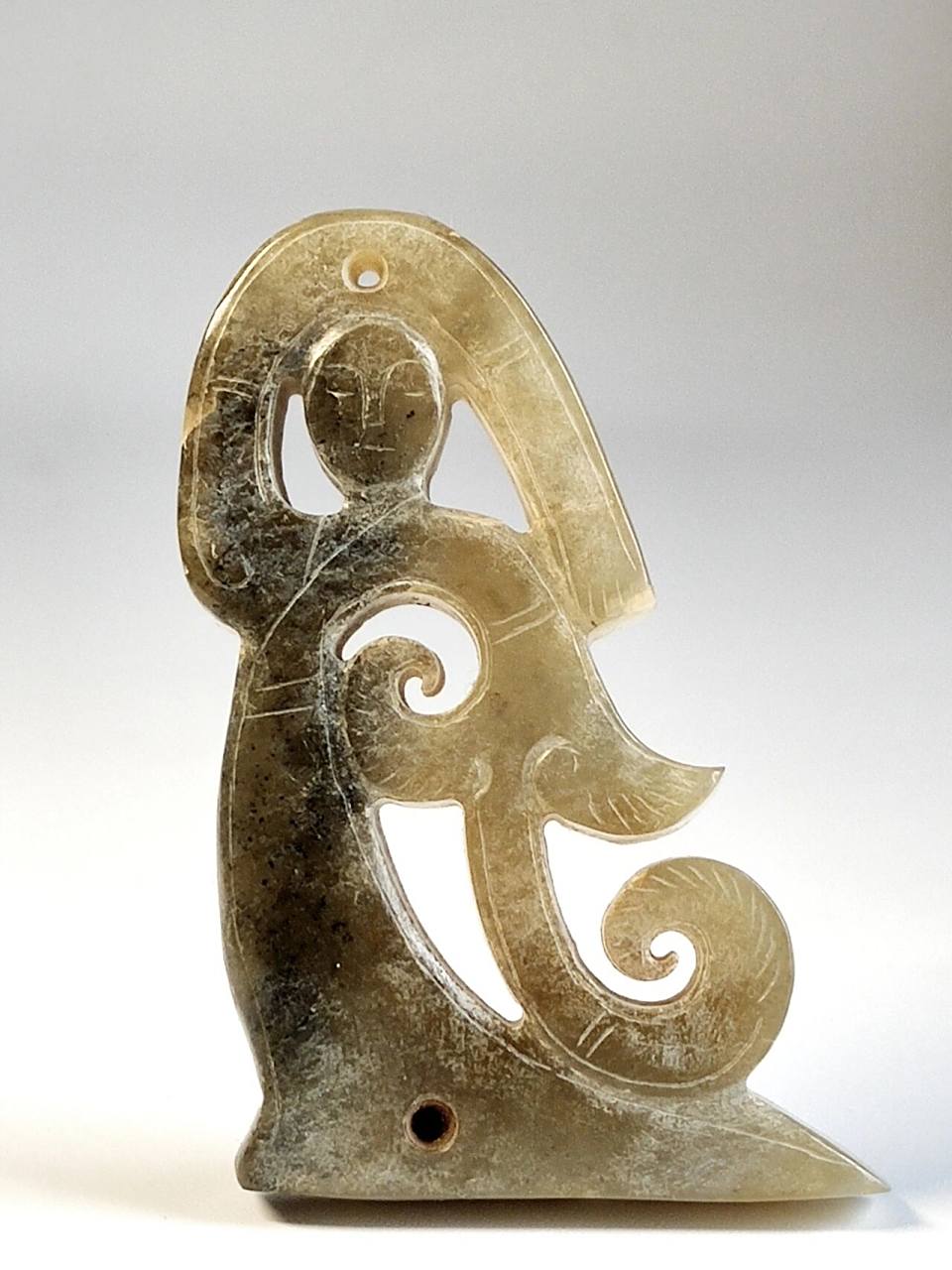 长袖折腰  汉代玉舞人(一对) 高5.6cm 	 玉色淡黄,黑褐色沁,熟润细腻.