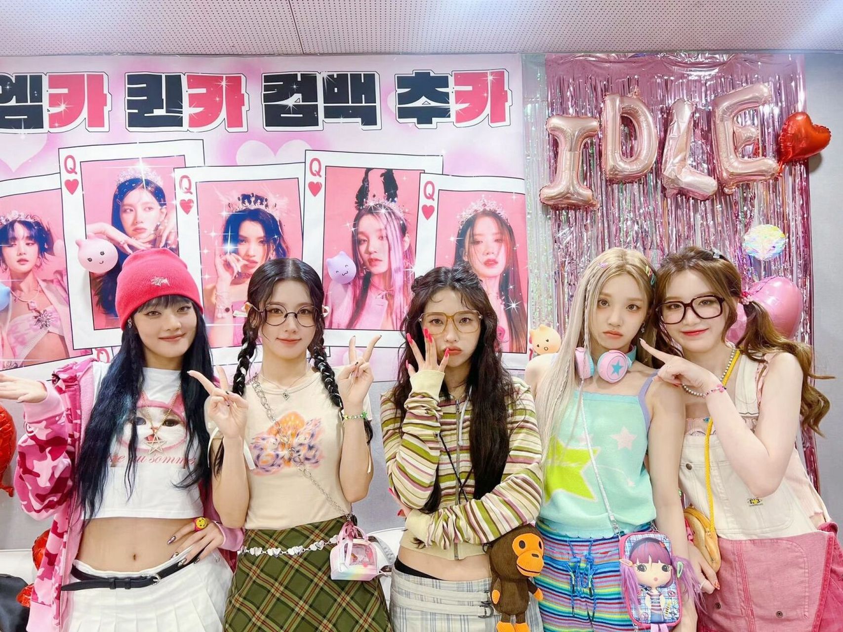 gidle打歌舞台穿搭 多巴胺甜妹的夏天!