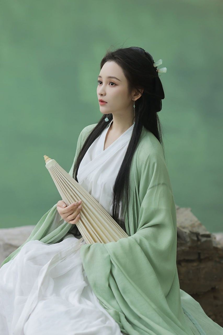 王一菲清冷感古风写真# 好喜欢这种清冷美人,王一菲穿着绿色的棺鞍