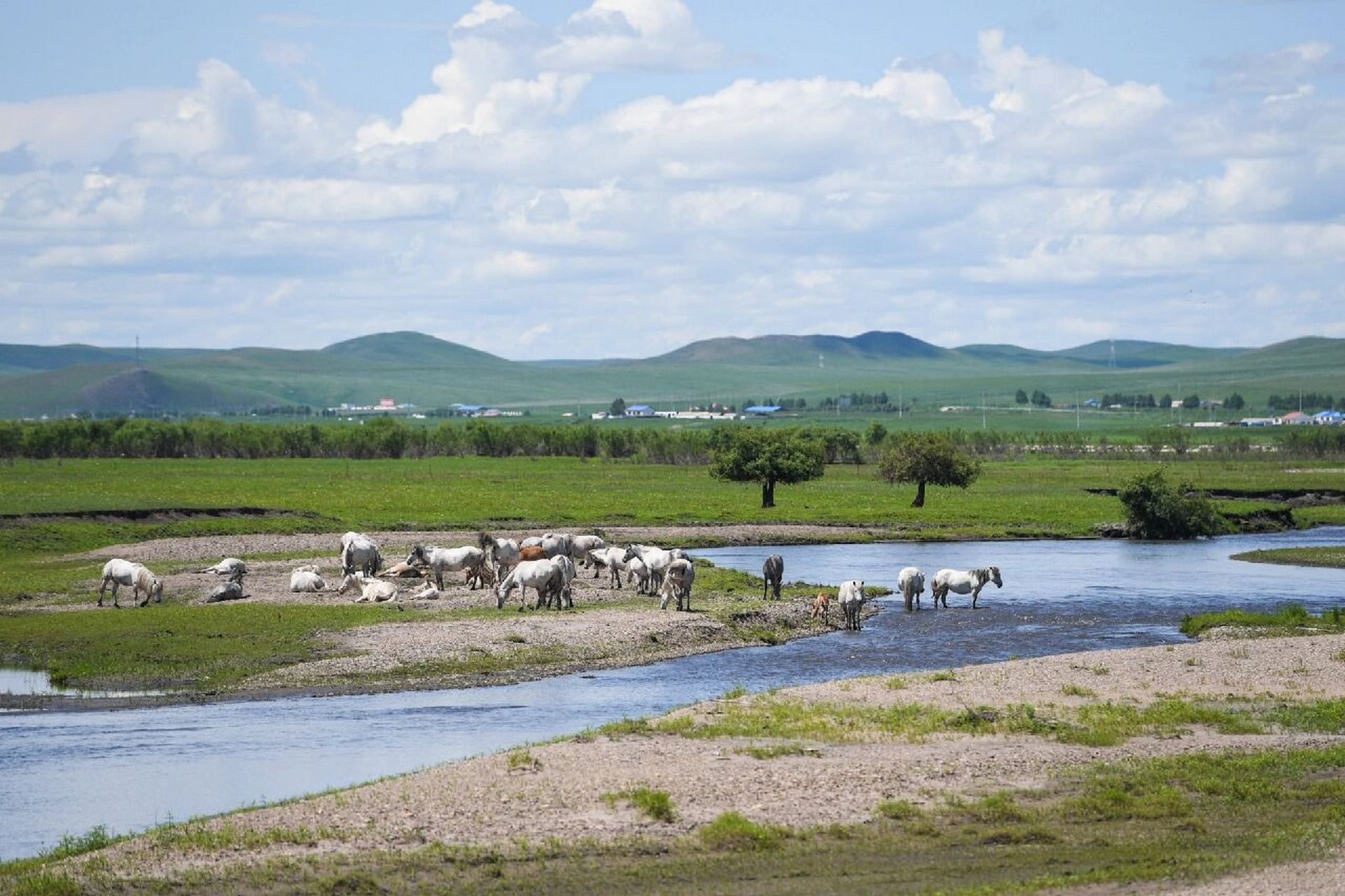 乌兰毛都草原,让人心醉神迷的地方 夏日时节,位于内蒙古自治区兴安盟