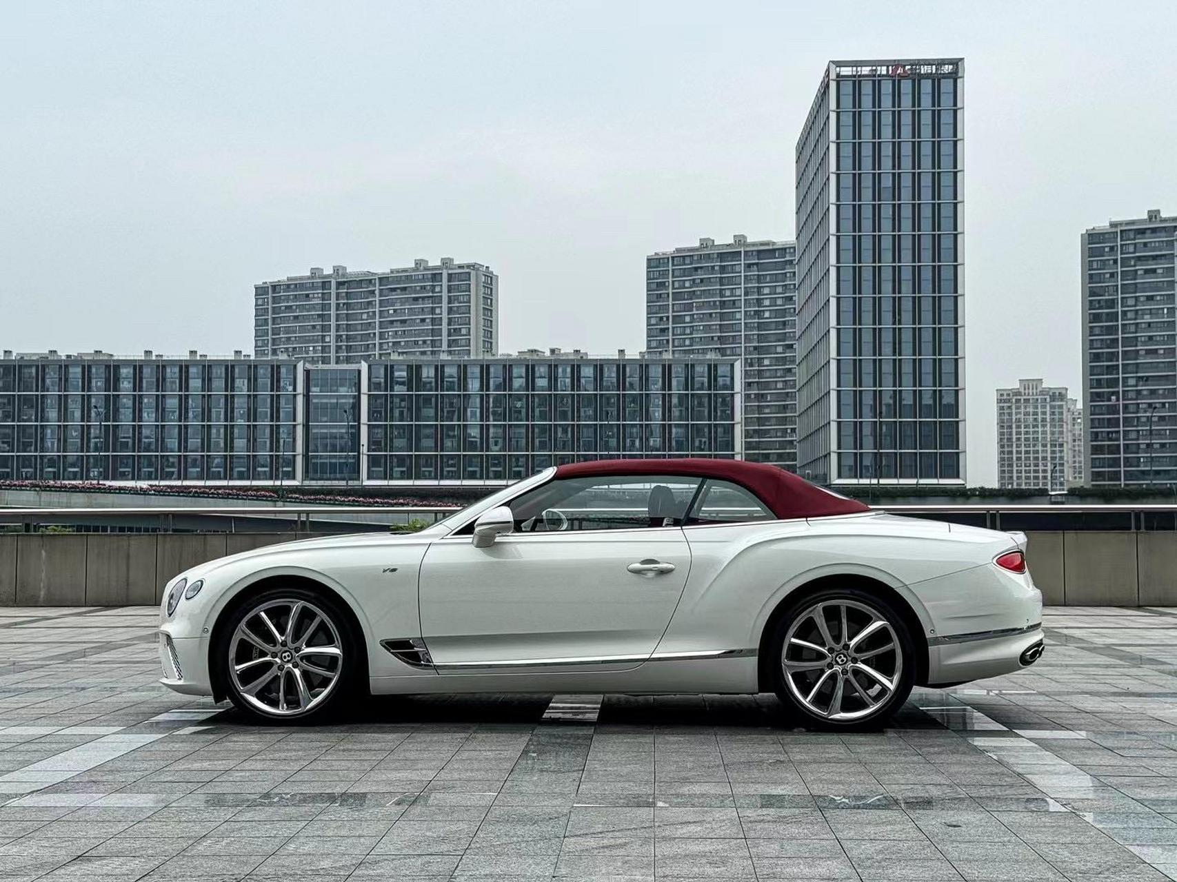 宾利欧陆gtc敞篷版,穆勒包,反转屏,抛光面轮毂,热刺红黑檀木内饰,座椅