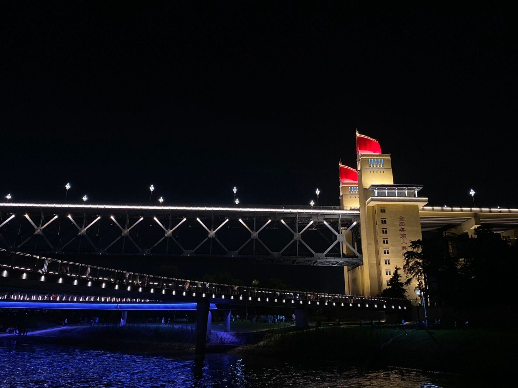 南京长江大桥玻璃栈道 原来,夜晚的江边这么美.