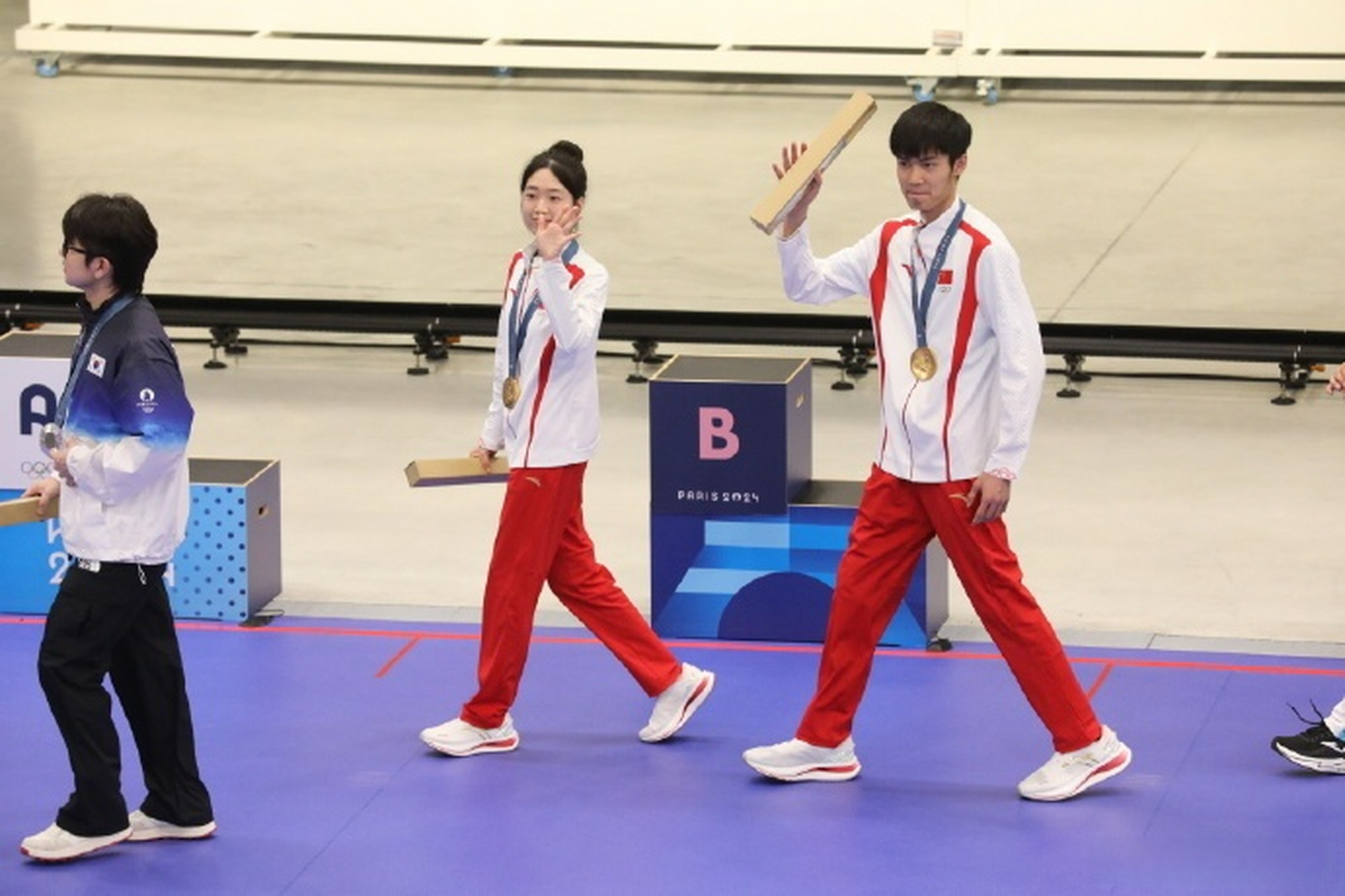 中国首金#的颁奖人是我国首个速度滑冰奥运换过张虹  (tyf)