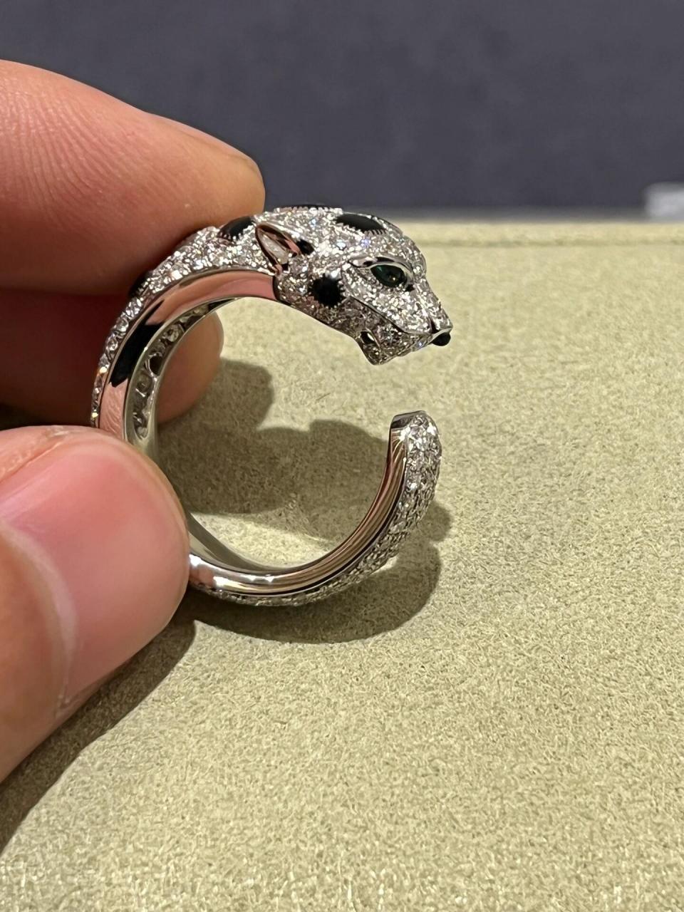 卡地亚豹子戒指90这戒指太霸气了,忍不住拍 卡地亚的豹子戒指,真的