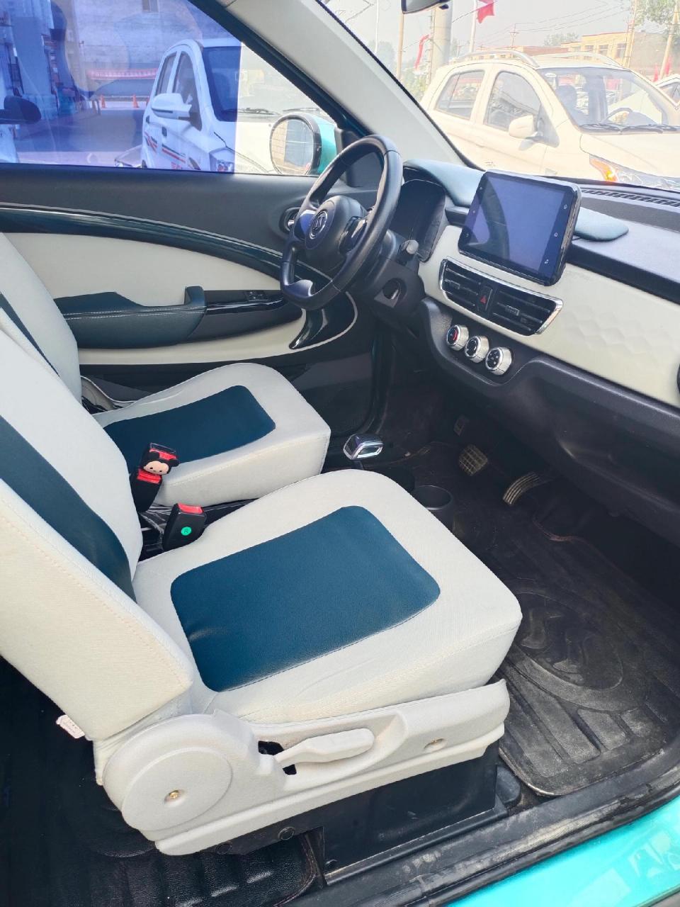 易咖kiki高端电动汽车.刚刚到店一台易咖kiki,美女一手车!