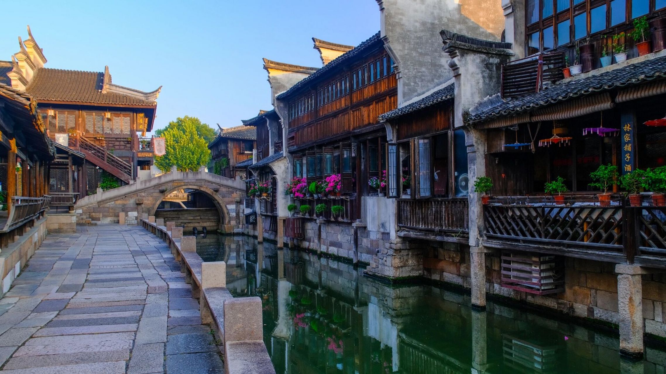 乌镇最美在南栅 乌镇西栅无疑是最火的景点,但对于去过西塘的我来讲