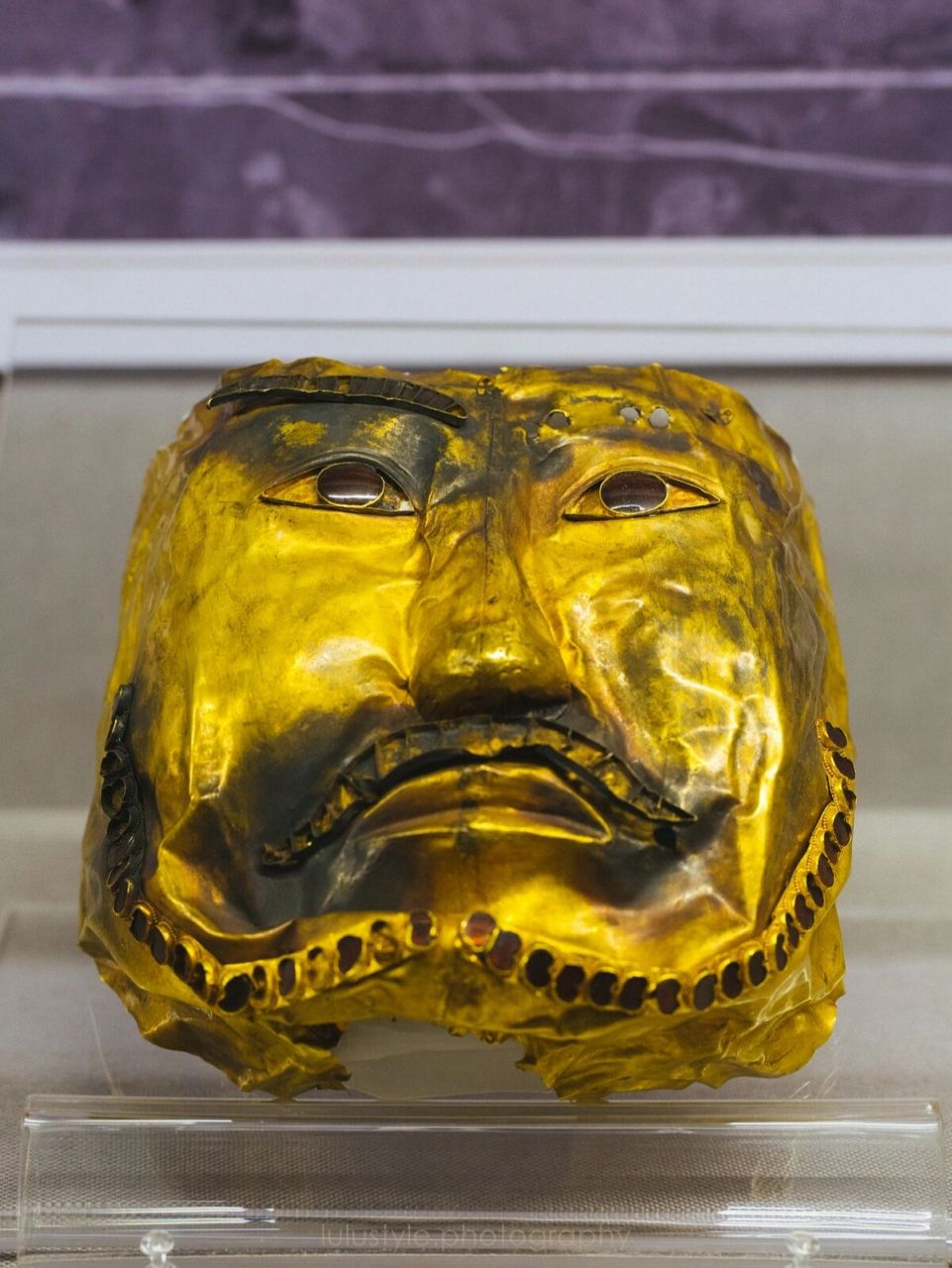 图1:镶红宝石金面具,年代:汉晋,出土地点,伊犁哈萨克自治州昭苏县