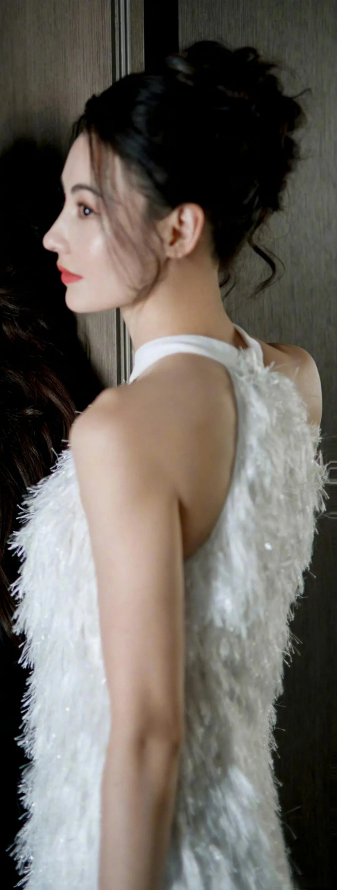 张柏芝甚至没有对上焦,但是这个侧脸的精致度也太炸裂了[思考]