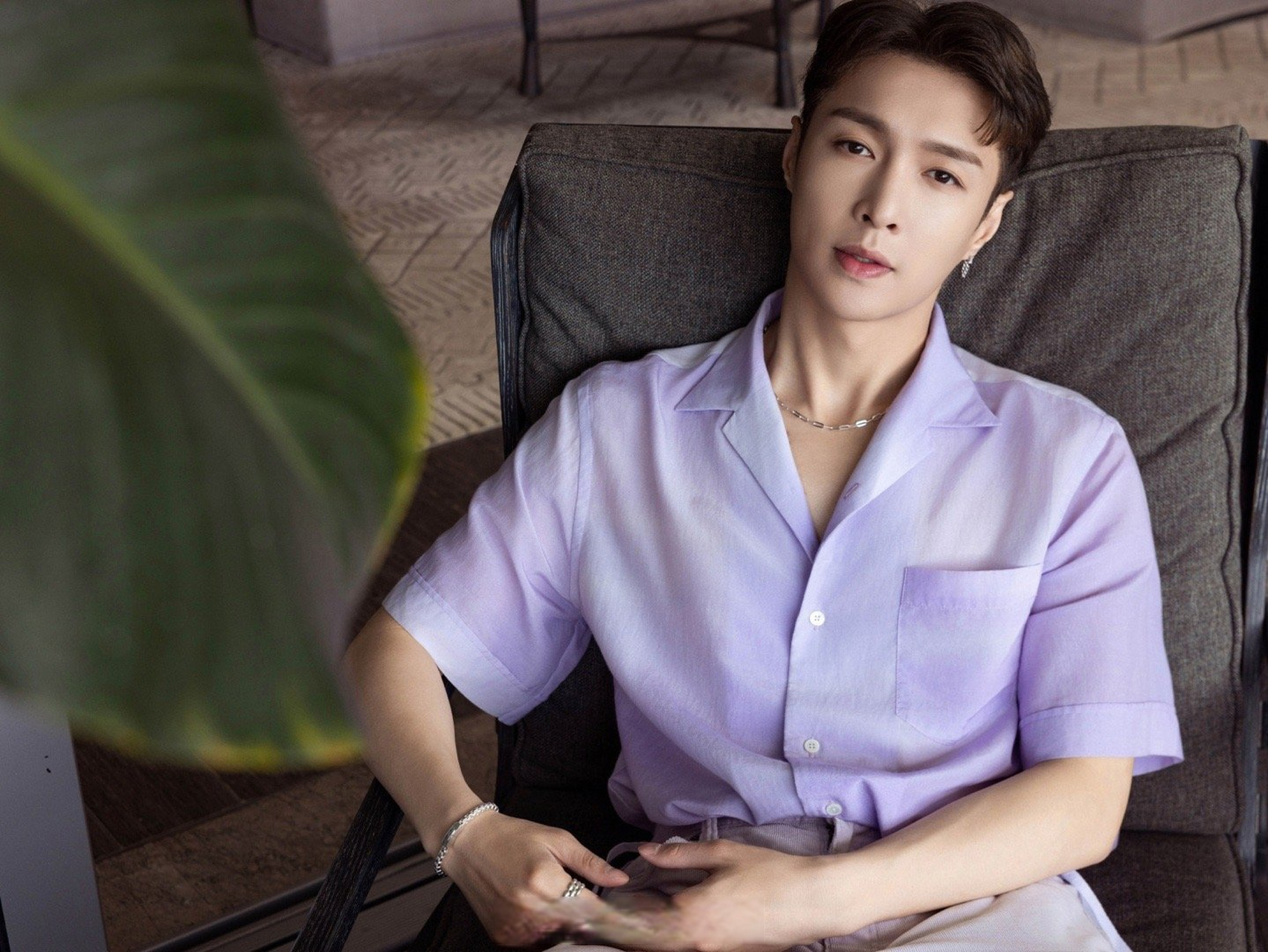 61#张艺兴紫色穿搭#张艺兴紫色穿搭来了呀,紫色和他的适配度满分